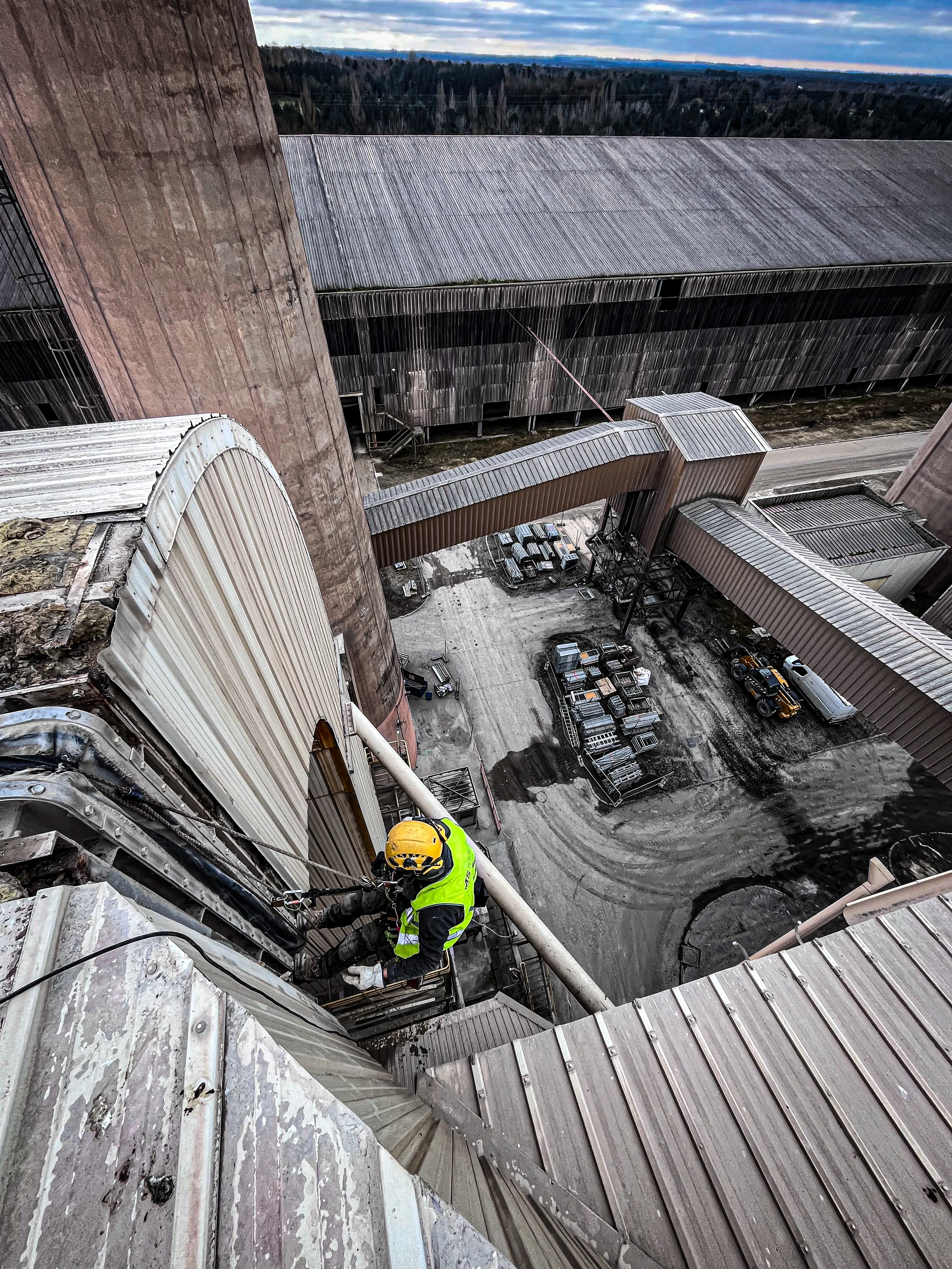 Intervention de cordistes MS Access pour diviser pour mieux régner chez SH INDUSTRIE à Bussac-Forêt (industrie) – 3
